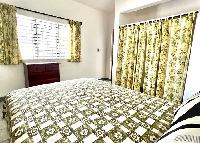 Crescent Apartment *